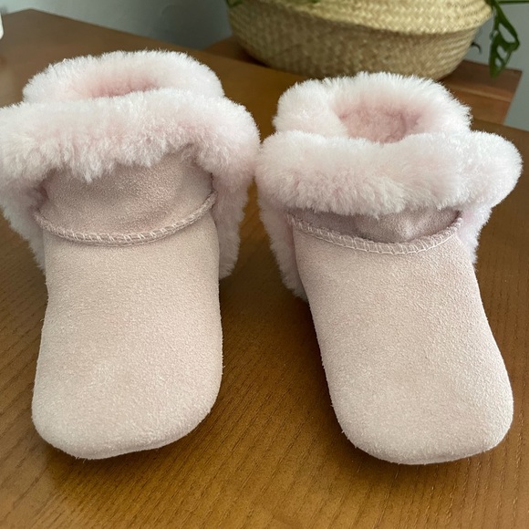 UGG Lassen Genuine Shearling Crib Shoe - Picture 3 of 6